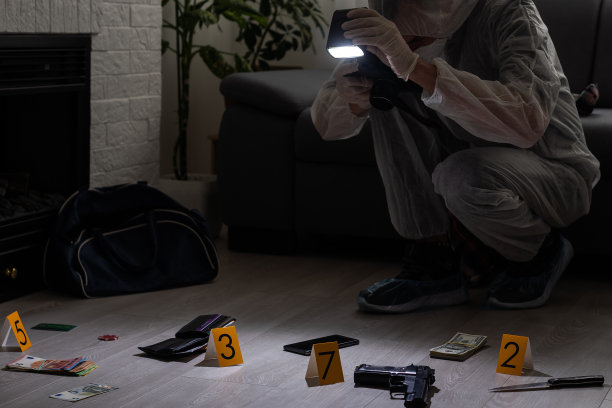 侦探在犯罪现场收集证据。法医专家在死者家中进行鉴定。专业警官进行凶杀案调查图片下载