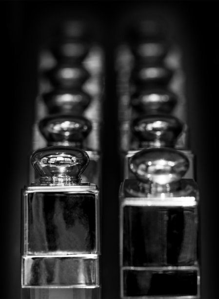 在超市的陈列柜里把口红排成一排。超市货架上的化妆品。一排一排的口红。图片下载