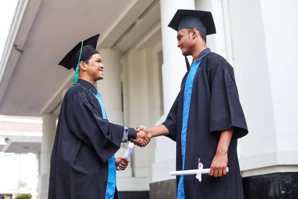 骄傲的毕业生图片下载