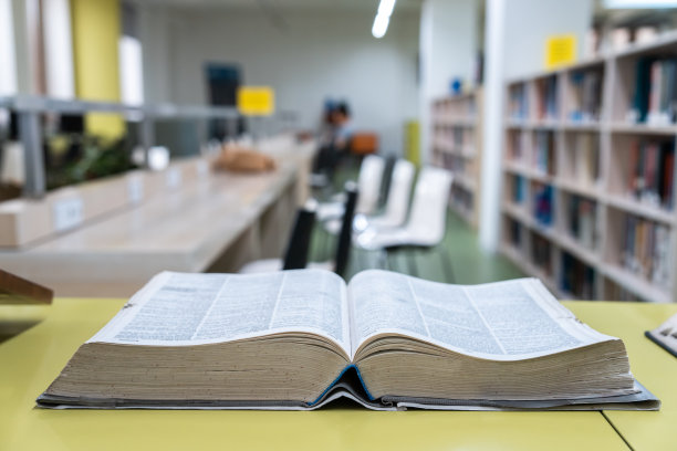 在图书馆打开一本书图片下载