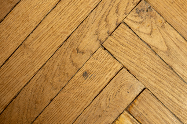 过时的刮花漆木拼花地板的纹理，呈人字形，特写。图片下载