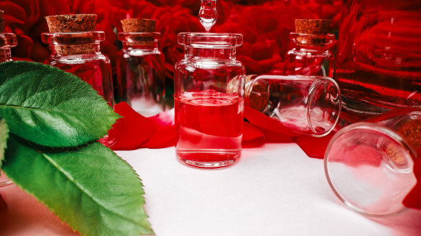 瓶装玫瑰精油。生产液体芳香血清提取物。粉色滴图片下载