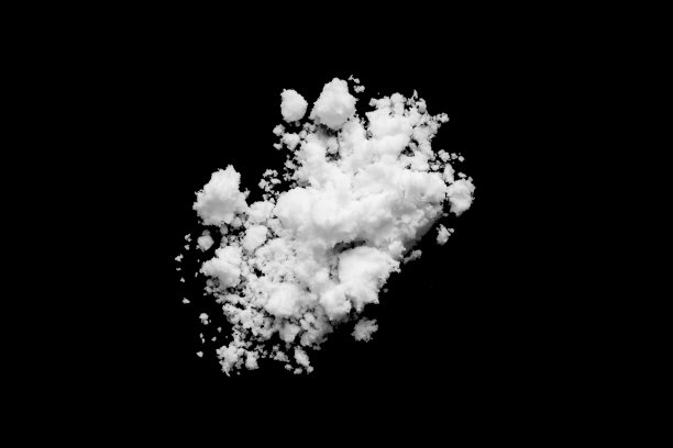 白色的雪孤立在黑色的背景上图片下载