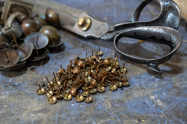 室内装饰钉子和剪刀放在一个工艺车间的工作台上，复制空间，选择重点图片下载