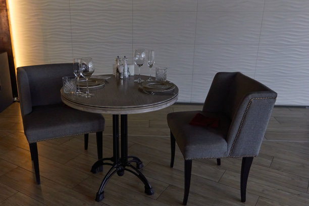 桌子上的空酒杯照片。图片下载