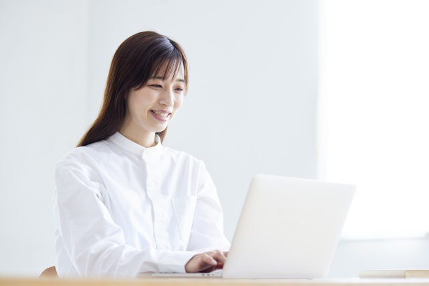 在电脑上工作的年轻日本妇女图片下载