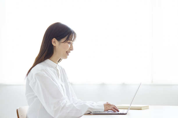 在电脑上工作的年轻日本妇女图片下载