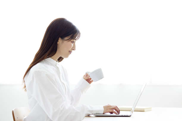 在电脑上工作的年轻日本妇女图片下载