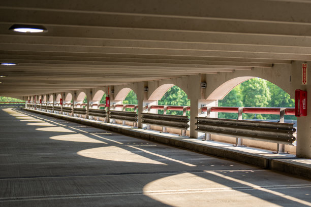 白天的照片，一个空荡荡的城市，市中心的预制混凝土停车场。图片下载