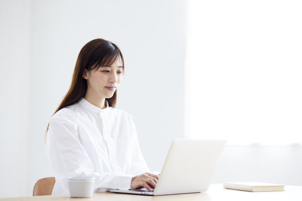 在电脑上工作的年轻日本妇女图片下载