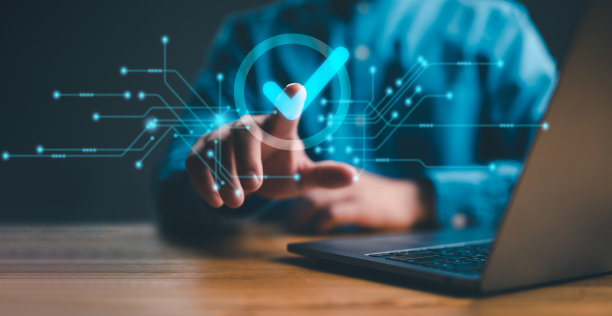 服务保障，业务流程自动化验证概念，质量保证管理，认证，数字化转型。商人触摸虚拟屏幕上的选中图标。图片下载