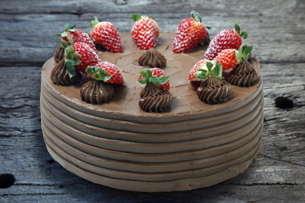 用新鲜草莓装饰的巧克力蛋糕图片下载