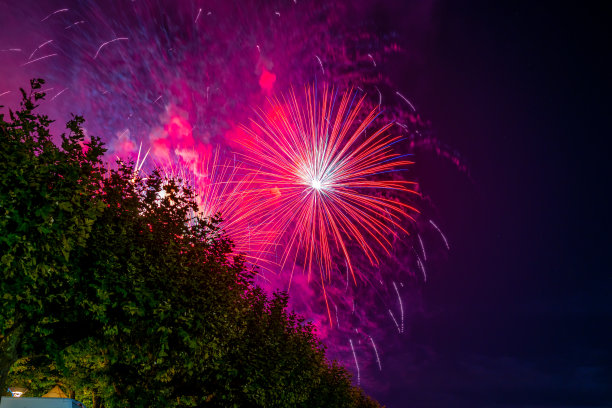 人们在康斯坦斯湖夜节上观看美丽的烟花，这张照片是晚上在港口区拍摄的。湖夜节，康斯坦茨，康斯坦茨湖，巴登-符腾堡州，德国，欧洲。图片下载