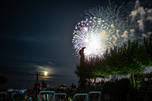 人们在康斯坦斯湖夜节上观看美丽的烟花，这张照片是晚上在港口区拍摄的。湖夜节，康斯坦茨，康斯坦茨湖，巴登-符腾堡州，德国，欧洲。图片下载