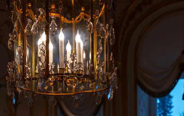 一个带有蜡烛灯的豪华古典风格枝形吊灯的碎片图片下载