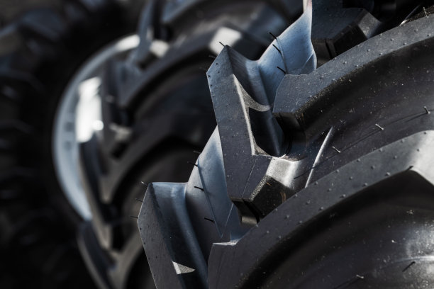 全新的未使用拖拉机轮胎与凸胎面图片下载