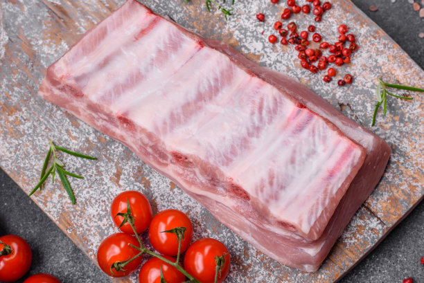 生排骨，肉加盐，香料和香草图片下载