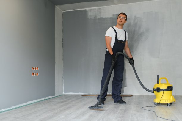 在公寓装修期间负责整体真空清洁的男员工图片下载