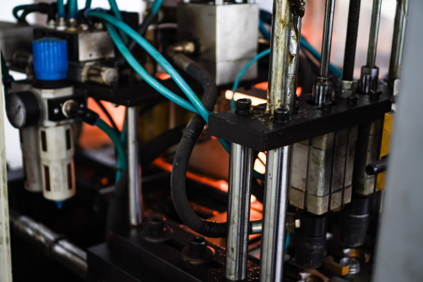 图为反渗透饮水瓶生产机器的生产线。图片下载