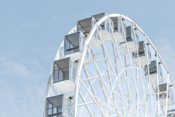 白色摩天轮以蓝天为背景图片下载