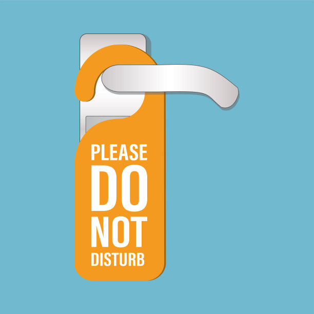 酒店房间门把手上挂着“请勿打扰”的牌子。衣架式纸标签，有文字，便于客房服务隐私，挂标签。图片下载