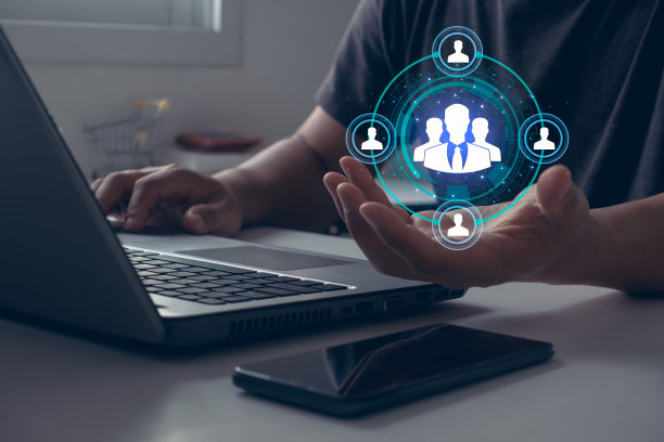 目标受众营销互联网商业技术概念。商人在虚拟屏幕上展示目标受众图标。图片下载