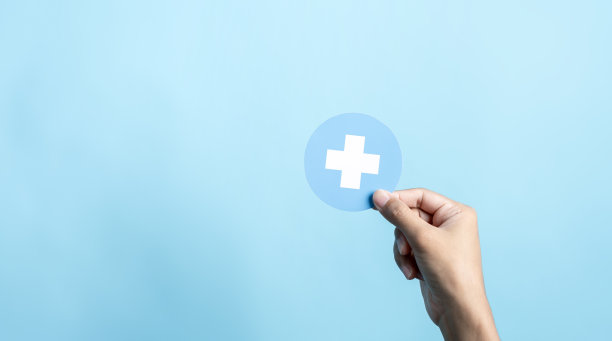 健康保险概念。人们手扶plus和医疗保健。保健和获得福利保健的概念。图片下载