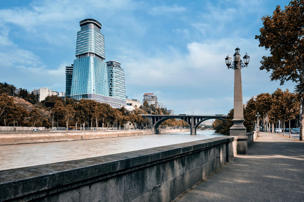 现代摩天大楼映衬着古老的河堤。图片下载