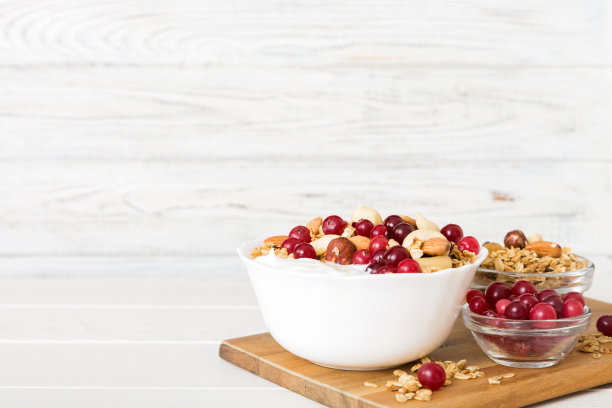 健康的早餐食物包括格兰诺拉麦片、酸奶、水果和坚果。早餐的甜点是干果糕图片下载