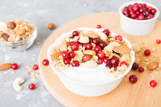 健康的早餐食物包括格兰诺拉麦片、酸奶、水果和坚果。早餐的甜点是干果糕图片下载