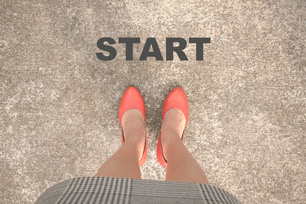 开始，关于沥青和女人脚的消息。图片下载