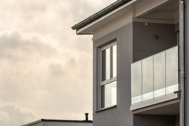 现代化的公寓，有大窗户和带玻璃栏杆的阳台图片下载