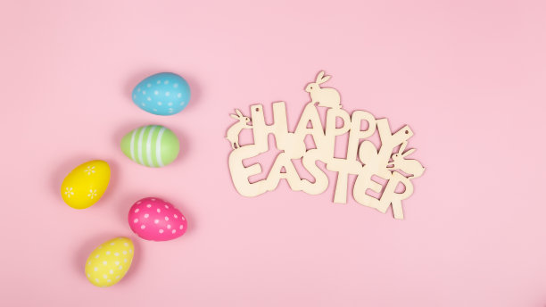 带文字的贺卡复活节快乐。蓝色背景上的五彩彩蛋图片下载