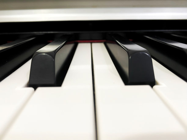 钢琴琴键的近景与音乐键盘的黑白键。钢琴琴键平衡图片下载