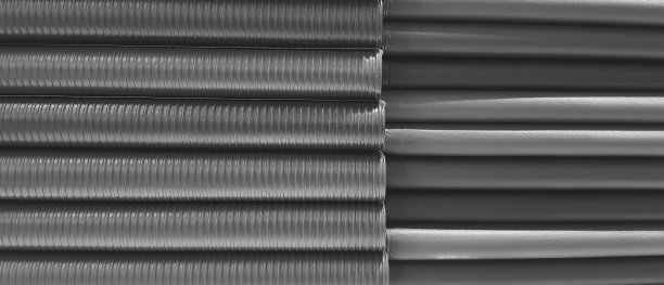 黑色书脊或鞍书的近距离图案和线条在黑白色调的背景中进行分类和堆叠。图片下载