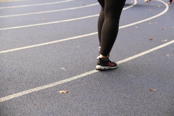 人们早上在跑道上跑步图片下载