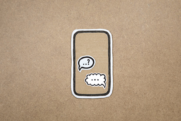 手机用纸做了我们，屏幕上有语音气泡，概念是和智能手机聊天。纸板电话与聊天应用程序，按摩，短信。现代传播理念。图片下载