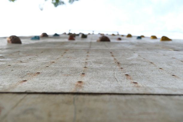 公园室外有手和脚的握把和绳子的攀岩墙图片下载