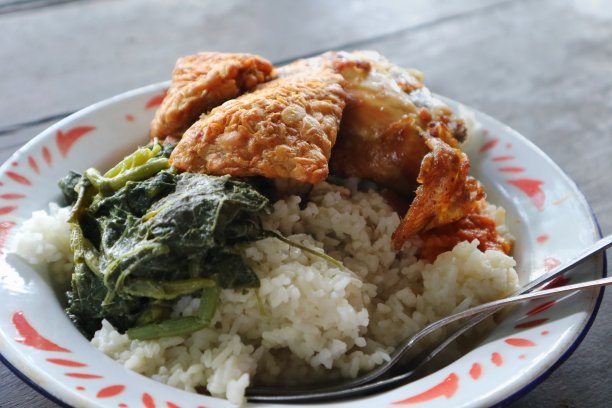 一个古老的锌盘子里装满了传统的午餐食物，包括米饭、丹佩garit、你的lodeh或lodeh蔬菜。这是一种很受欢迎的印尼食物，叫做Jangan ndeso。图片下载