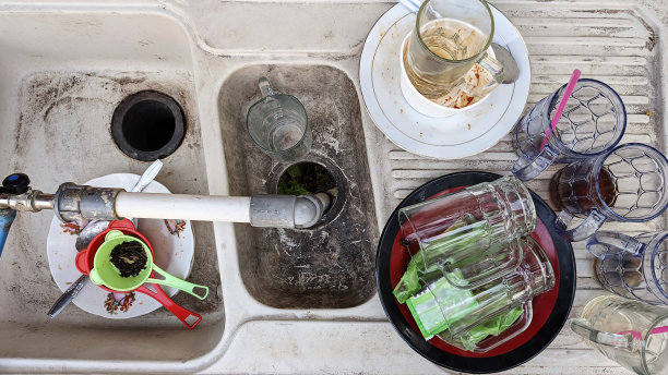 脏盘子和玻璃杯图片下载