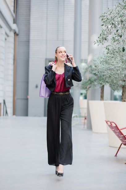 快乐的购物者拿着手机和购物袋图片下载