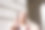 快乐的女人在城市里戴着耳机听音乐图片下载