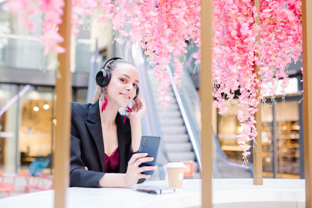 快乐的女人喜欢听着耳机里的音乐图片下载