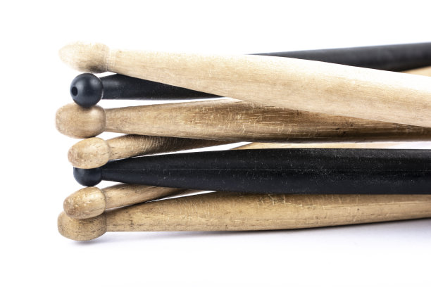 许多两种颜色的鼓棒互不相干图片下载