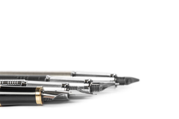 钢笔孤立在白色的背景上图片下载