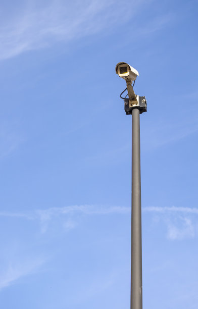 公共道路上的摄像头。为了市民的安全，街道上安装了安全摄像头。图片下载
