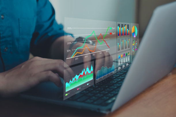 业务人员在可视屏幕上检查数据和业务图分析图片下载