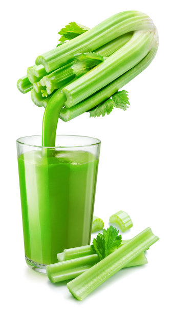 一杯芹菜汁和从新鲜芹菜茎中榨出的果汁，在白色背景上分离出来。概念上的照片。图片下载