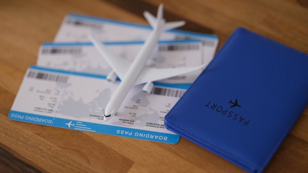 靠近护照的玩具飞机躺在机票上图片下载