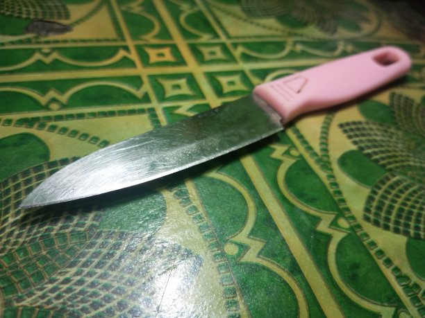 桌上有一把菜刀图片下载